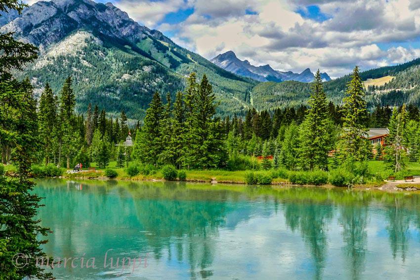 A beautiful lake with trees and mountains around