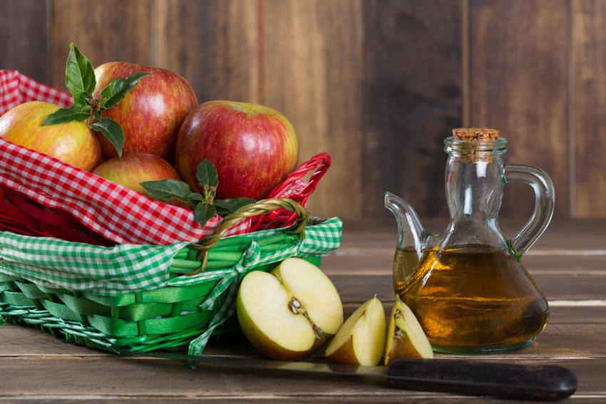 Apple cider vinegar and apples