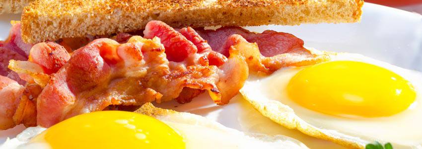A perfect and healthy breakfast with eggs, toast and bacon